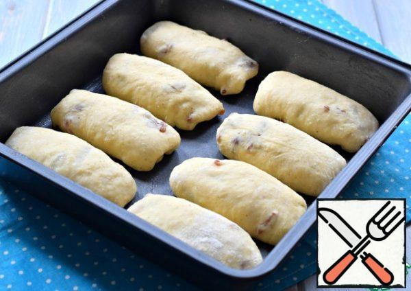 Place the formed buns in a mold (or on a baking sheet) at a small distance from each other, seam down.
Cover the buns with a napkin or a thin towel and put them in the heat for 15-20 minutes.
