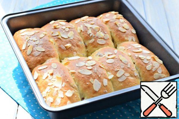 Bake the buns for 18-20 minutes in a preheated 180° oven. (to the point of ruddiness) When baking, always take into account the features of your oven. Put the finished rolls on the grill, sprinkle with powdered sugar.