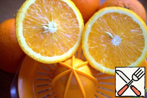 While the pie is baking, prepare the sauce. Squeeze the juice out of the oranges.
