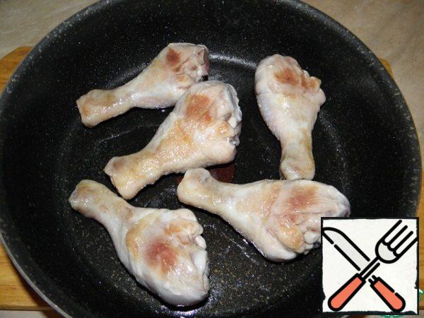 Cut the chicken into pieces, put it in a saucepan with heated oil, fry on one side.
