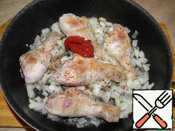 Put tomato paste, pepper.

