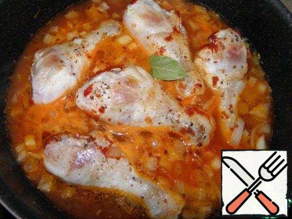 Next, pour in 2 cups of water, put the spices and simmer at a low boil with the lid slightly open for 20 minutes.
