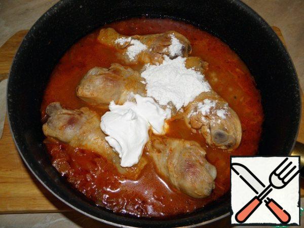 Next, add sour cream, flour - for scattering.
