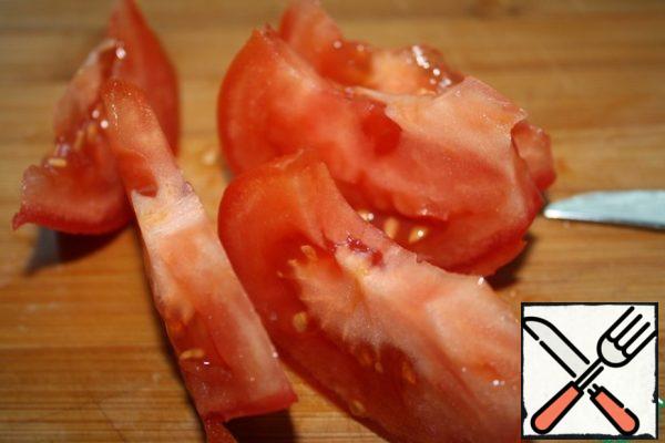 Tomatoes, if small, then cut into circles, but they are large for me, so I cut into half rings.
Finely chop the garlic and hot pepper.
