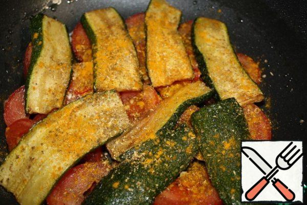 Then lay out some zucchini and sprinkle them with black pepper, turmeric and coriander.
