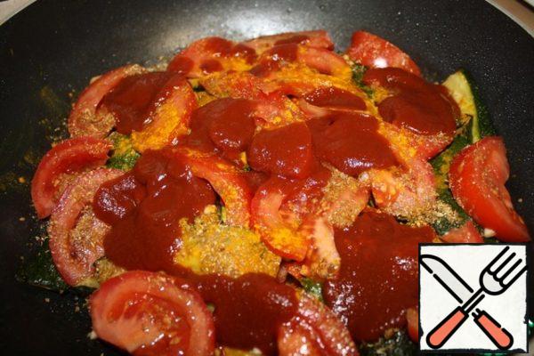 And so repeat the layers and sprinkle with salt and spices.
Dilute the tomato paste with water and sugar and pour over the top.
Close the lid, let it boil and simmer for about 20 minutes.
