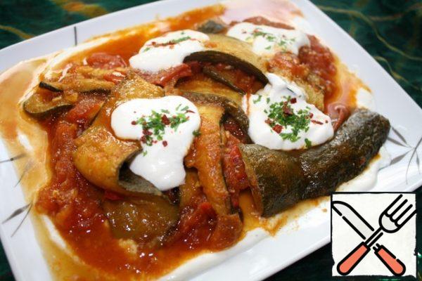 Then put the vegetables on top and pour over the yogurt, sprinkle with finely chopped parsley and red pepper flakes.
Enjoy your meal!!!