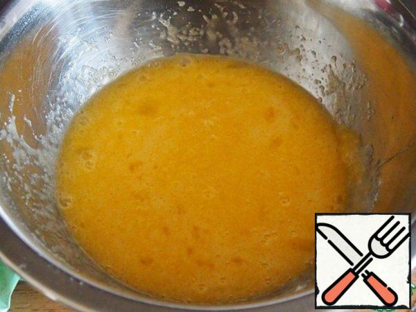 Beat eggs with a whisk and sugar, add butter and stir.