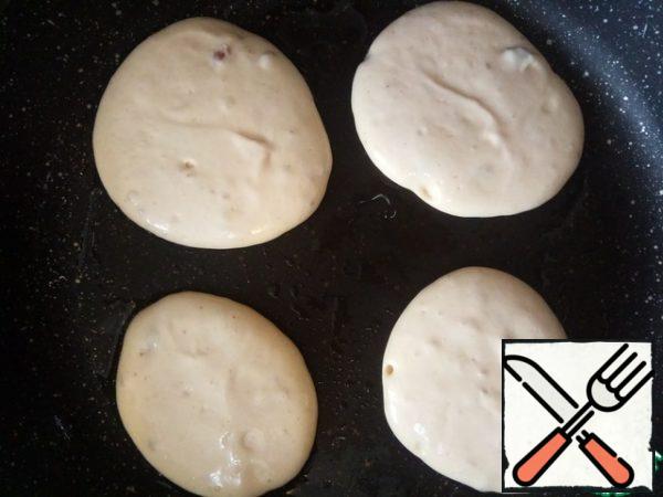 Then preheat the pan over medium heat. Brush with coconut (or vegetable) oil and fry the pancakes on each side.

