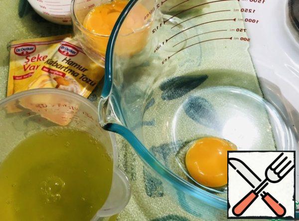 Separate the egg whites from the yolks, pour sugar into a container, add one yolk to the sugar and beat with a hand mixer, beat for 3 minutes at medium speed (grind)
