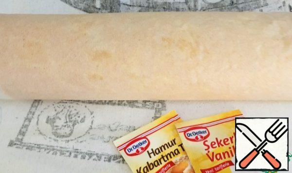 Put the biscuit on the table covered with this paper, roll it into a roll.
