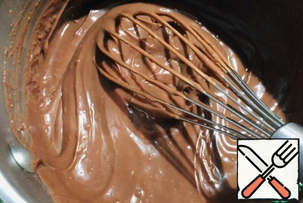 When the roll cools down a little, unwrap, spread with pudding. Wrap the edges of the paper like candy.
I have the pudding ready, as indicated on the package. The cream can be any to your taste.
