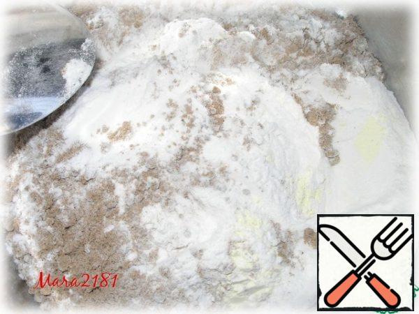 In 300 ml of warm milk, dissolve 1 tsp sugar and 1 tsp salt, add 3.5 g of instant yeast and leave for 10 minutes. In 400 g of rice flour, add 1 tsp baking powder with saffron and mix. Now add another 50 g of flaxseed flour to the rice flour with baking powder and mix again.

