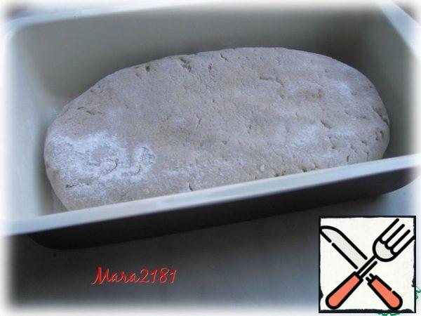 Transfer the resulting dough to a baking dish (lightly sprinkle the form with flour) and let it rest under a towel in a warm place for 30 minutes.
