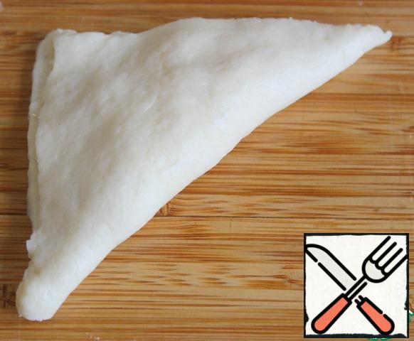 Cover the filling with dough. forming a triangle.