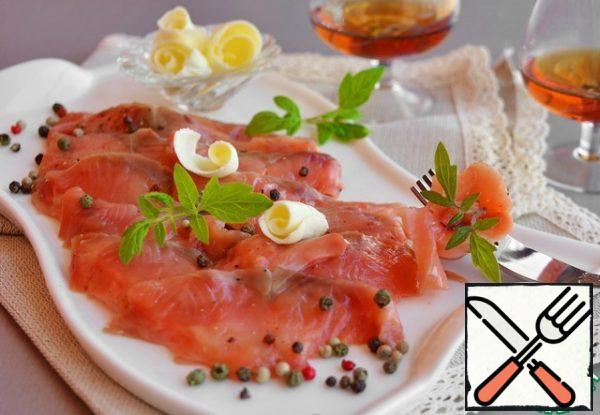 Even budget pink salmon, salted in this way, will become the queen of the table.