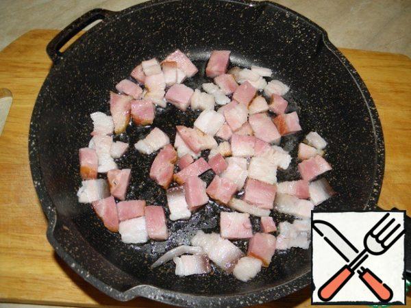 Melt the sliced bacon on a small amount of butter.
