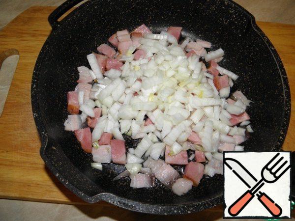 Finely chop the onion and add it to the bacon.
