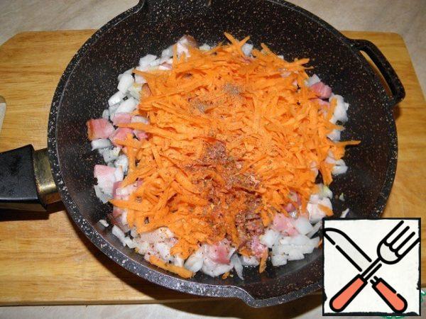 Add grated carrots and pepper.
