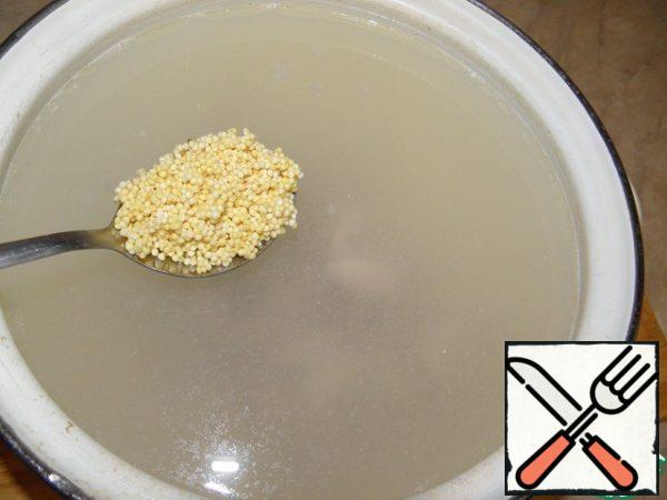 Pour the washed millet into the boiling broth (I pre-soak it in water to remove the bitterness)
