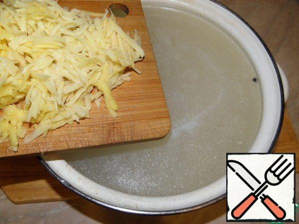After 7-8 minutes, add grated potatoes (it cooks in this form very quickly), you can not digest it so that the broth does not become cloudy and the soup does not turn into mush)
