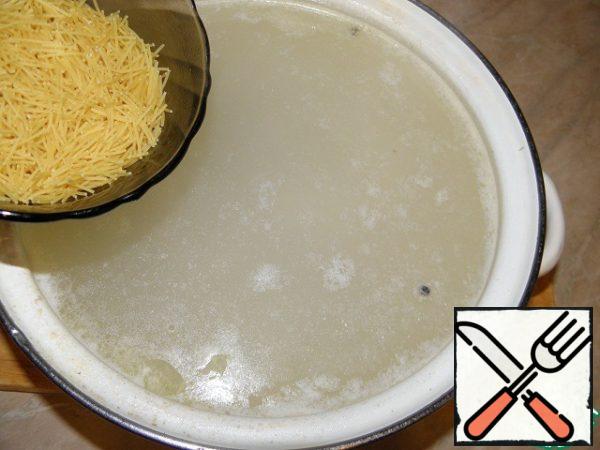 After another 2-3 minutes, add the noodles (about laying noodles, it all depends on what kind of variety you have, if it is very small and instant, then at this stage you can make a casserole)
