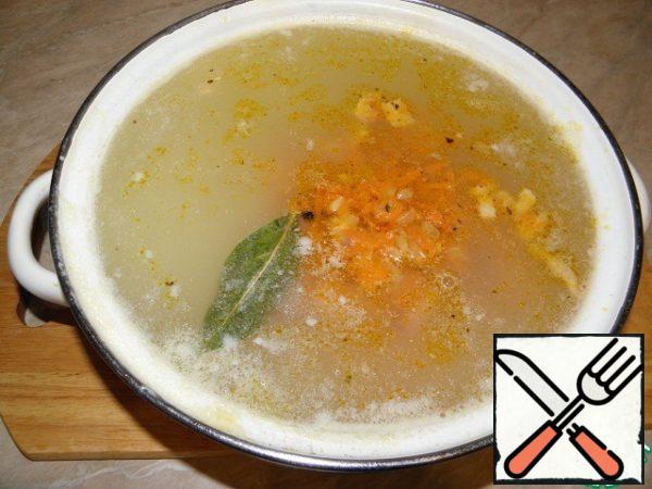 After 5 minutes, add the roasting and spices. If desired, you can add boiled quail eggs.
