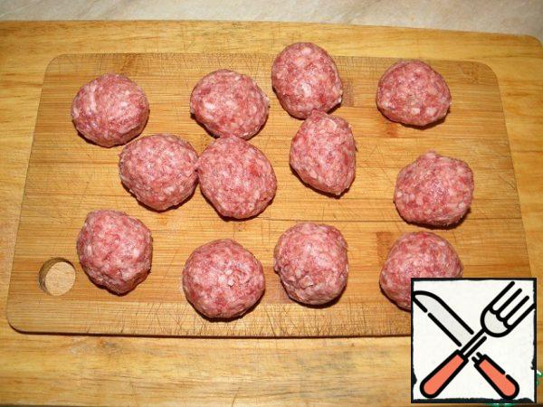 Meatballs are prepared as standard: (Combine minced meat with soaked and pressed bread. Beat in an egg, add salt, pepper and knead, make balls with wet hands) in fact, it doesn't matter what meatballs you will make, you can according to your favorite recipe) you can even make rice balls)) the sauce is important
