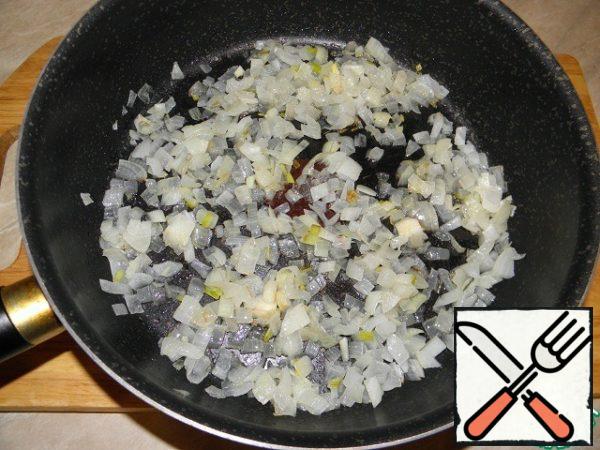 Prepare the sauce: fry the onion in a saucepan in butter
