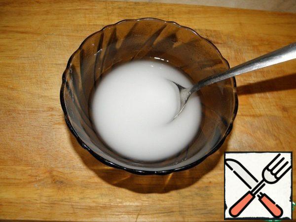 In 1/3 cup of water, dilute the starch

