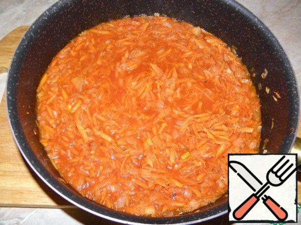 Pour the starch into the sauce, mix
