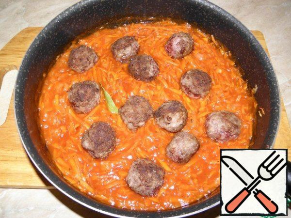 In the resulting sauce we spread the meatballs
