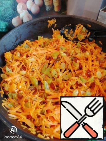 Fry grated carrots in butter until soft. The amount of oil? Yes how many resolve itself! In post - any vegetable.
Add dried fruits, fried in a dry pan and became desperately fragrant cumin and simmer on a quiet fire for 5 minutes.
