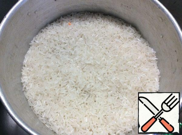 Wash until "clear water" rice. I always use rice according to the recipe. Know the ratio of varieties of Basmati and Indica water to the slow cooker to a result of "piece of rice to a piece of rice".