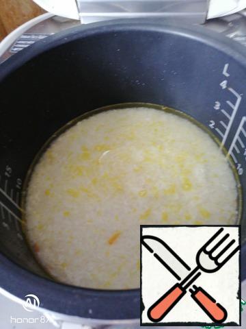 Then Fig. And pour 700 ml of boiling water. See, not greasy. In this time marked butter grams 60-70, so as plan eat pilaf cold.
