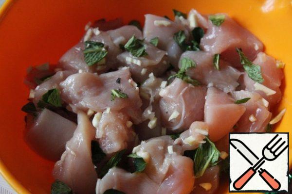 Cut the chicken into pieces. Chop the mint and garlic. Mix everything and put it in the refrigerator overnight.
