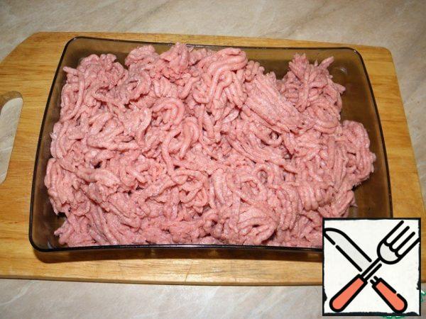 Of course, in the original beef and pork are scrolled separately, laid out in different packages and sent back to the freezer to the middle of the stuffing was about 2% temperature for the most fine grinding) (we have simplified this option).