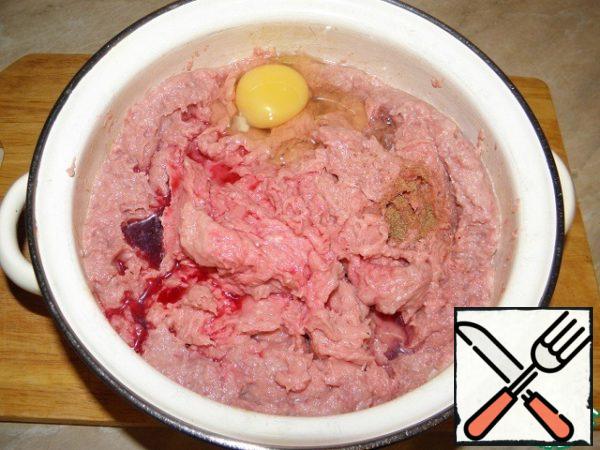 Then add nutmeg, egg, beet juice and vodka to the minced meat. (a small addition of alcohol does not affect the taste, it is completely evaporated during cooking)