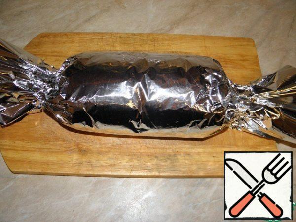 Next, we wrap our design in several layers of foil (I don't really understand why such a design, but I think it's safer this way))) to keep the water out)
