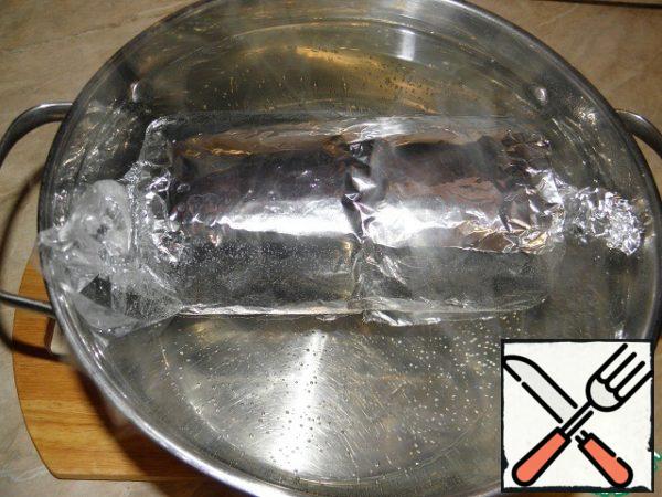 Pour water into the pan to a height of 15cm, give it to boil and immerse our tube roll ( in boiling water)