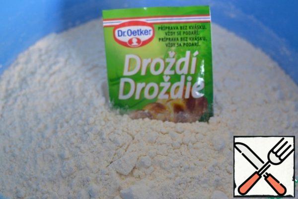 Mix 100 ml. warm milk, a tablespoon of flour, a tablespoon of sugar and yeast. To interfere. Cover with a towel and leave to come up in a warm place for 15 minutes.
