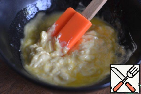 In the bowl of a mixer, mix the remaining flour, salt, sugar, egg yolks, rum, yeast mixture.
At the medium speed of the mixer, mix the dough for 2 minutes. Add the melted butter, knead the dough for another 5 minutes.
