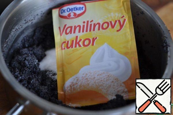 Prepare the poppy seed filling.
Bring the milk with butter and sugar to a boil.
Sprinkle with poppy seeds. Mix well, add vanilla sugar and leave to cool.

