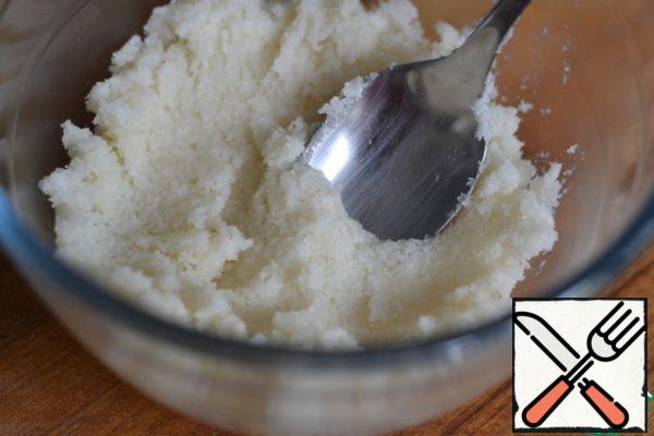 Prepare the coconut filling.
Bring the milk and sugar to a boil. Pour in the coconut shavings.
Stir and leave to cool.

