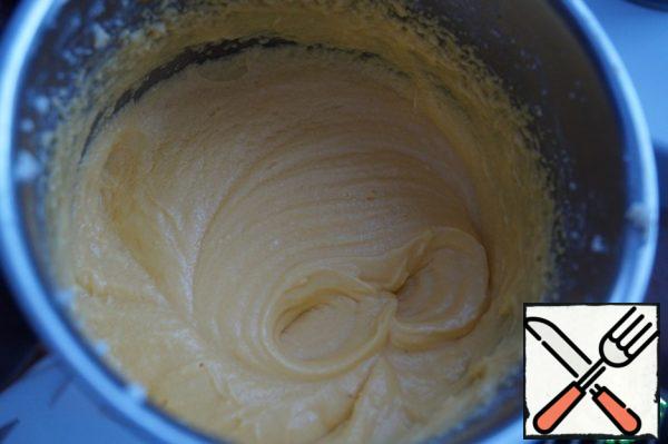 Beat the soft margarine with 150 g of sugar until fluffy, then add vanilla sugar, a pinch of salt and beat the yolks one by one.
