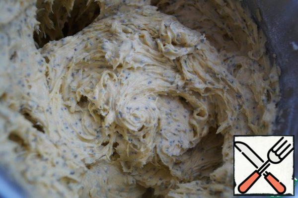 Sift the flour with baking powder and add to the egg-butter mass, beat well, and then add the poppy seeds. Mix it.
