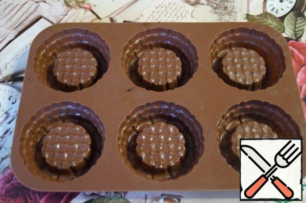 For baking baskets, I took a silicone mold.
