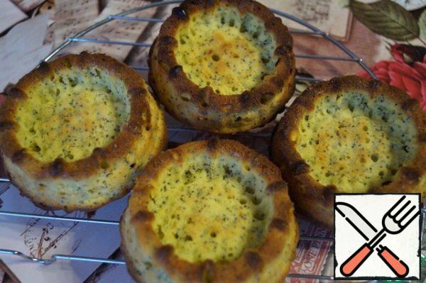 Spread the dough into molds and bake in a preheated 180 degree oven for 20 minutes. We check the readiness with a skewer.
