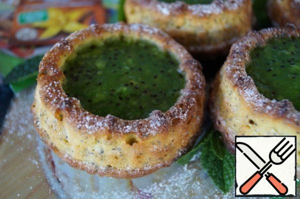 Fill the baskets with kiwi and put them in the refrigerator to cool down. The kiwi filling freezes like jelly. Sprinkle the finished baskets with powdered sugar and serve to the table.