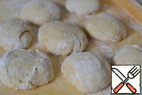 Divide the dough into 16 equal parts.
